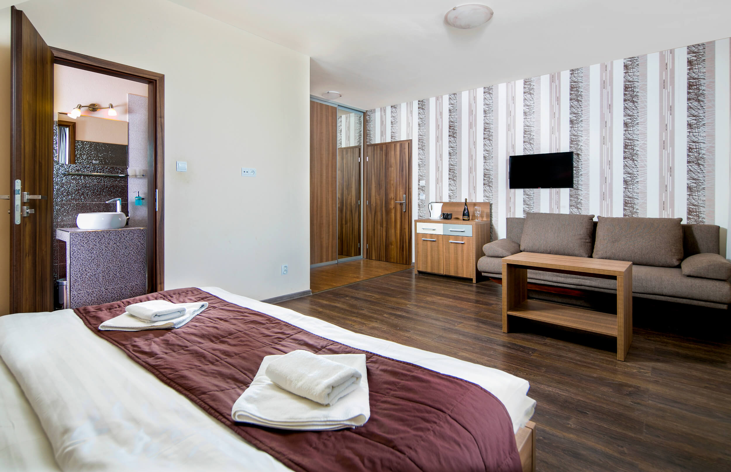 Rodinná izba pre 2+2 osoby s výstupom na terasu nad bazénom