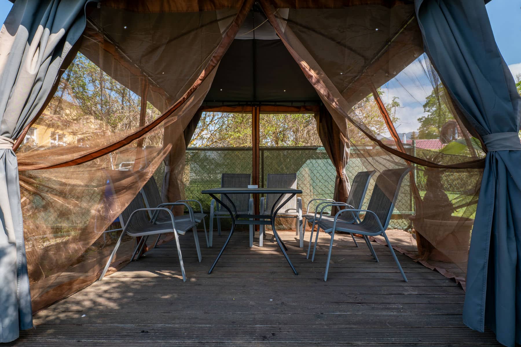 Altánok pri apartmánovom dome
